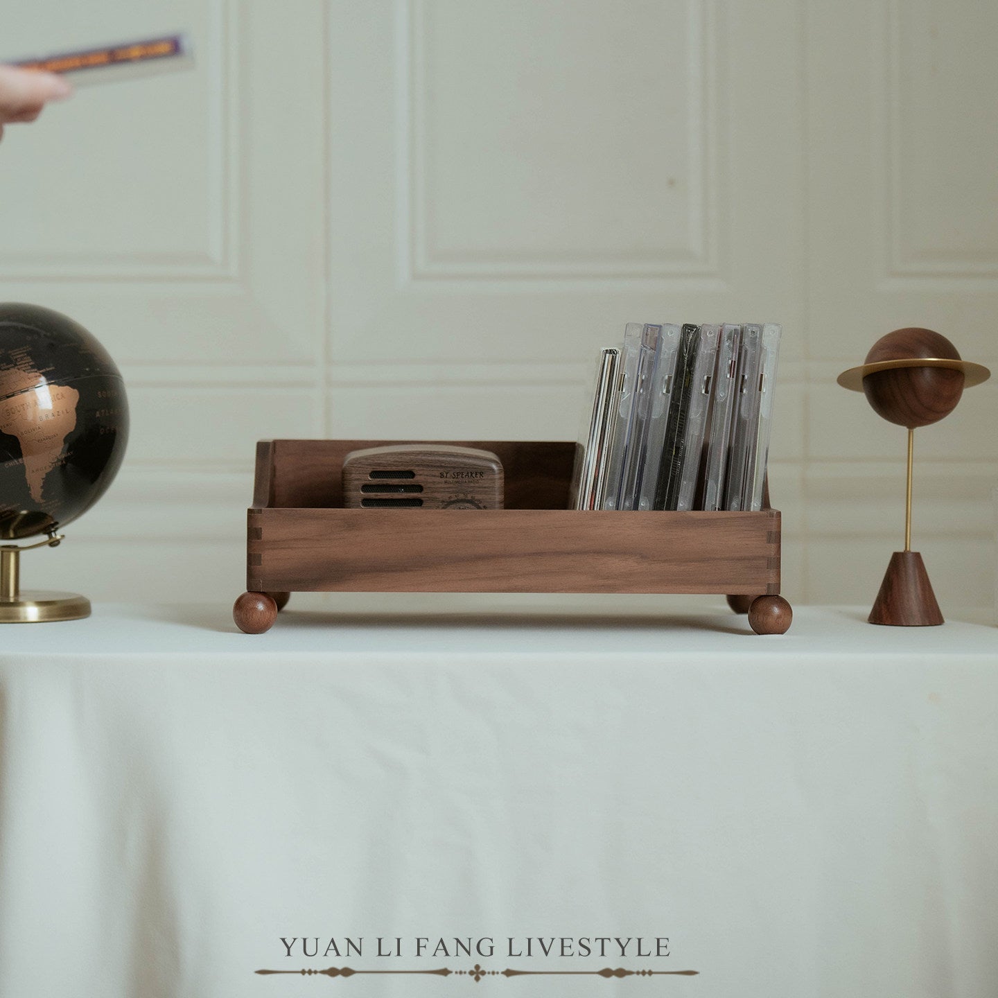 Minimalistisches Schallplatten-Displayregal aus massivem Walnussholz
