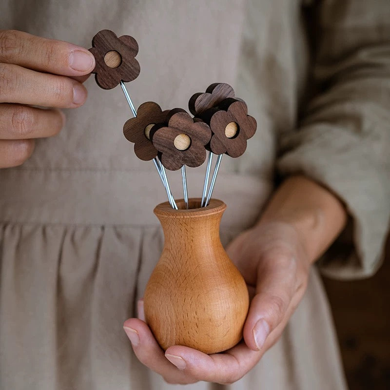 ブナ材ホルダー付き木製フルーツピックセット | Walnut Addicted