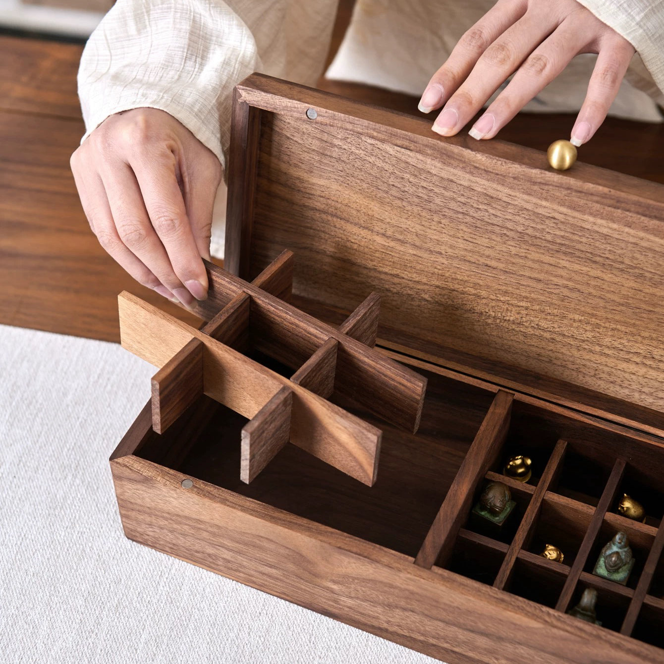 Boîte de rangement Lipora en noyer massif pour huiles essentielles et rouges à lèvres