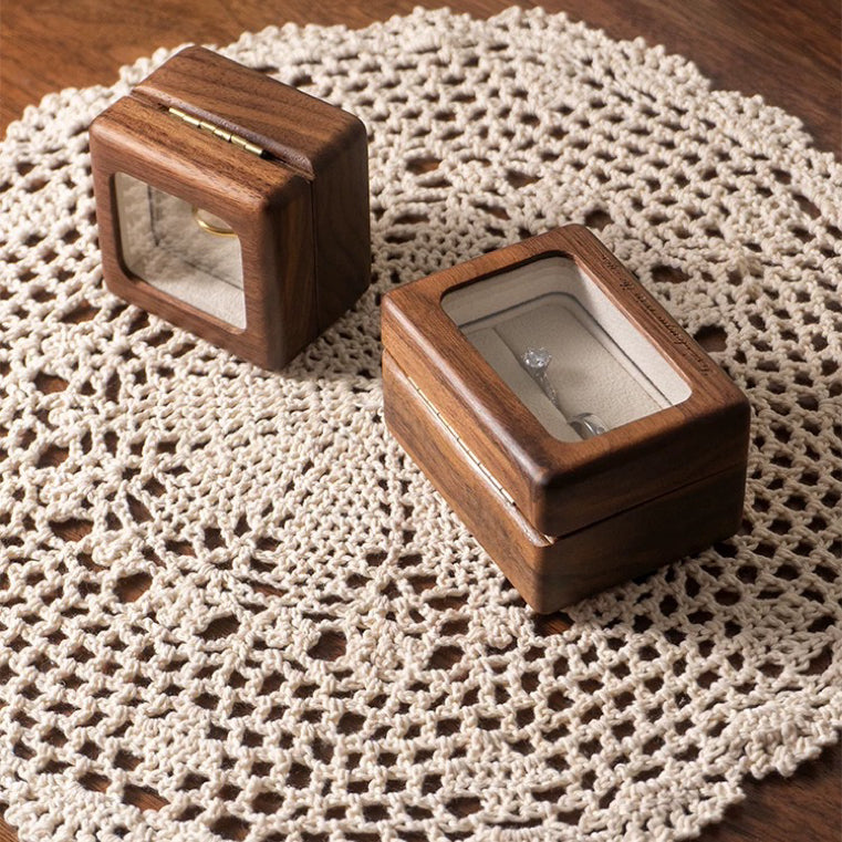 Lumina ring box with magnetic closure detail