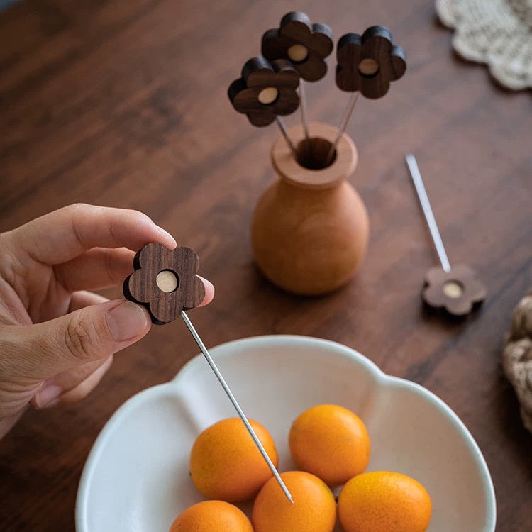ブナ材ホルダー付き木製フルーツピックセット | Walnut Addicted