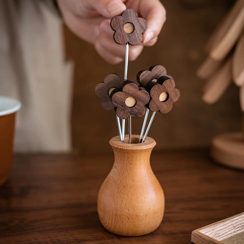 ブナ材ホルダー付き木製フルーツピックセット | Walnut Addicted
