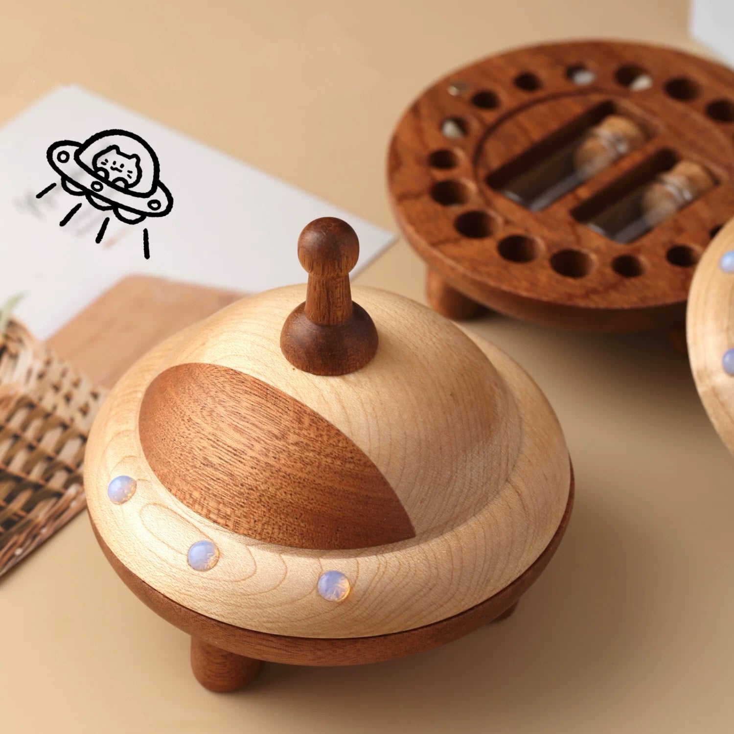 Caja de recuerdos para dientes y cabello de bebé en forma de nave espacial de madera