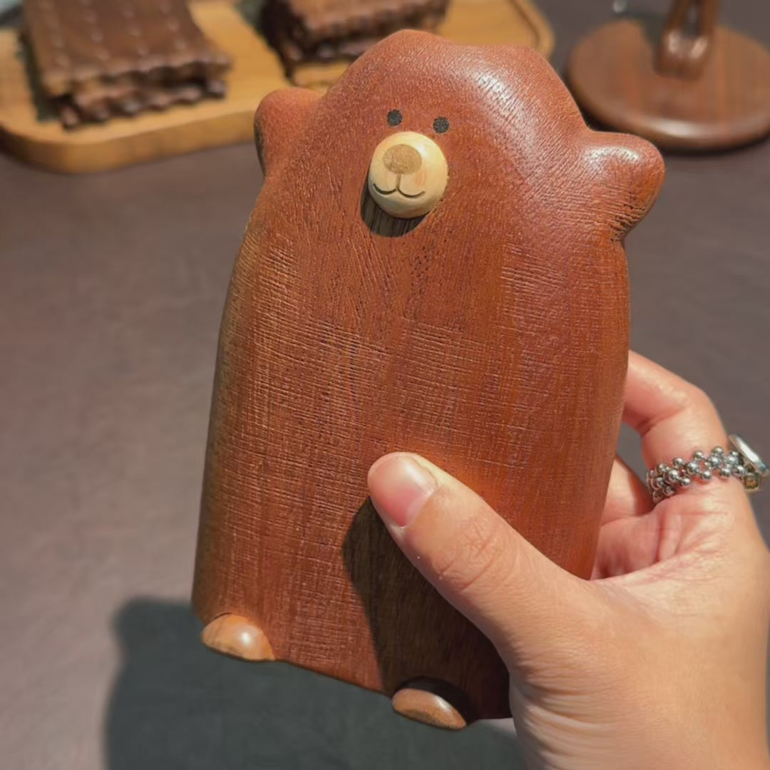 Blumenvase aus Massivholz, kleiner Bär