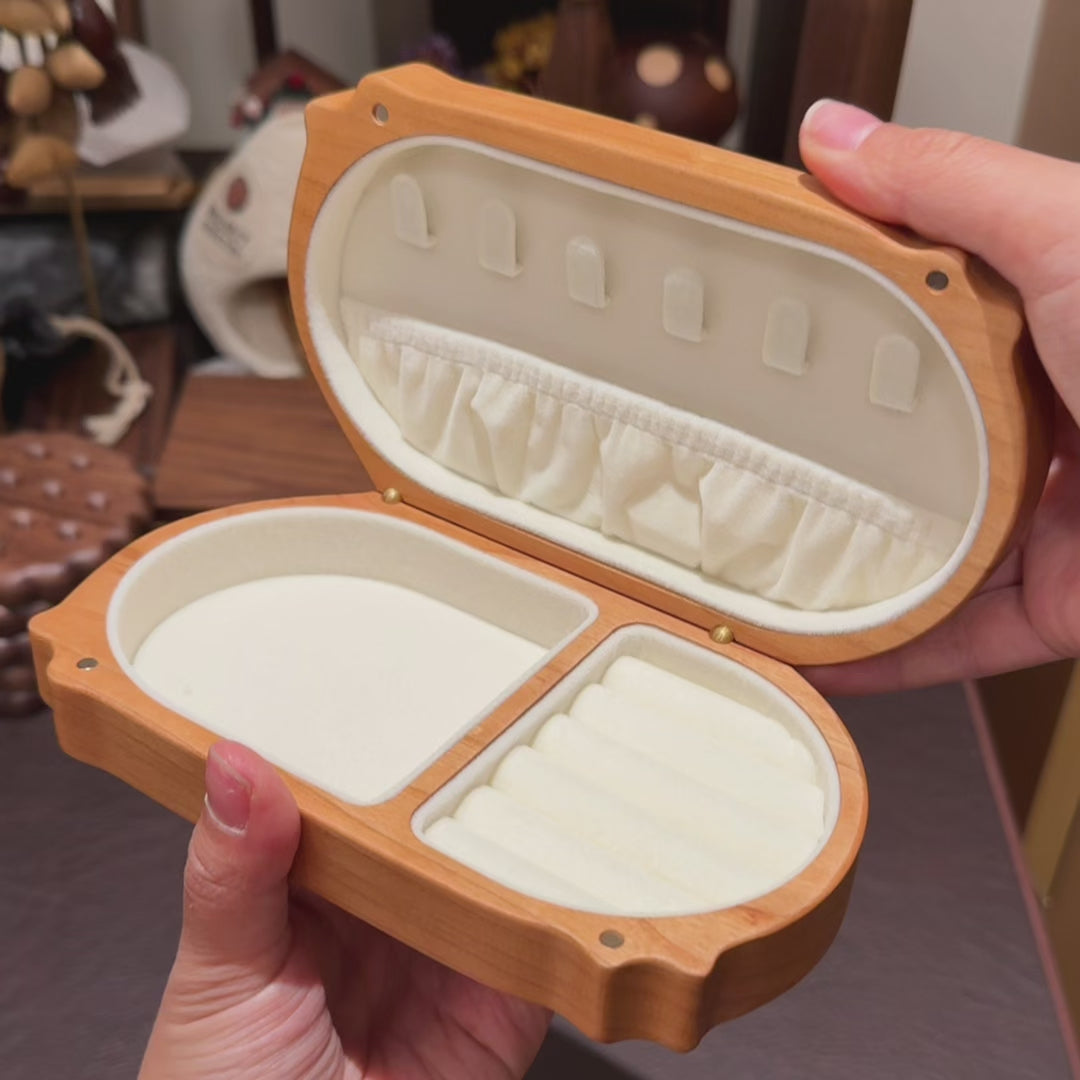 Schmuckaufbewahrungsbox aus Walnussholz mit gefleckter Katze