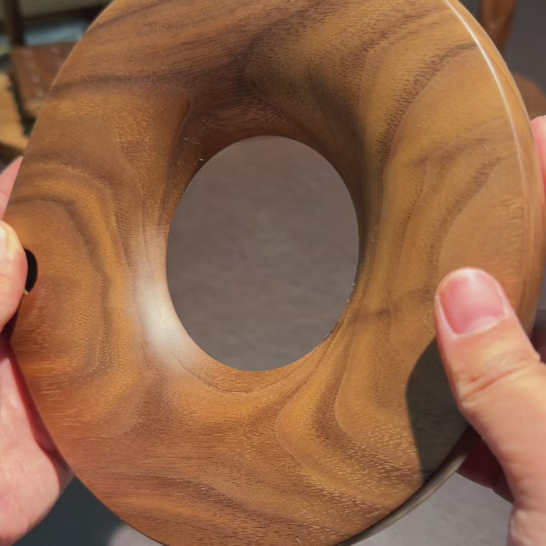 Hohler, minimalistischer Untersetzer aus Walnussholz