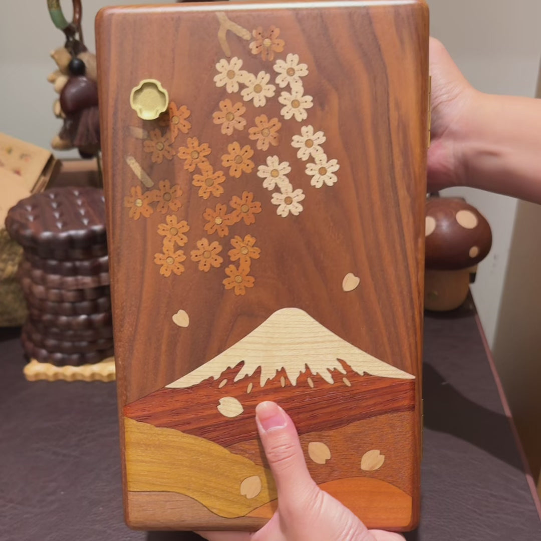 Schmuckorganizer aus Walnussholz mit mehreren Schubladen und floralem Muster