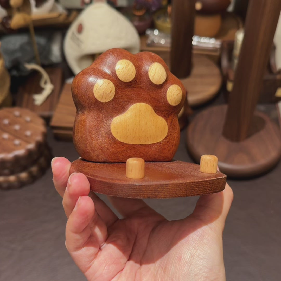 Handyhalterung aus Massivholz mit Katzenpfoten-Motiv