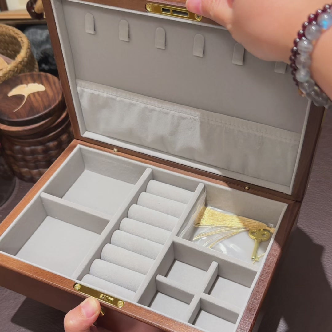 Künstlerisch bemalte, abschließbare Schmuckschatulle aus Walnussholz